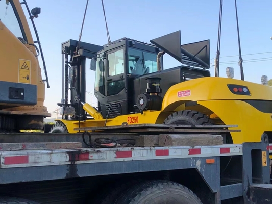 Truk Forklift 25 Ton 28 Ton Untuk Mengangkat Alat Berat Dan Kontainer Berat