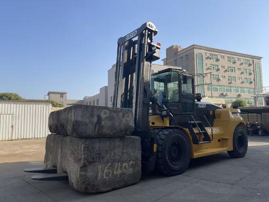 Ukuran keseluruhan 7200x2550x3460mm Counterbalance Forklift Mengintegrasikan Fork Attachments Cocok untuk Pengangkutan Aman dan Bahan