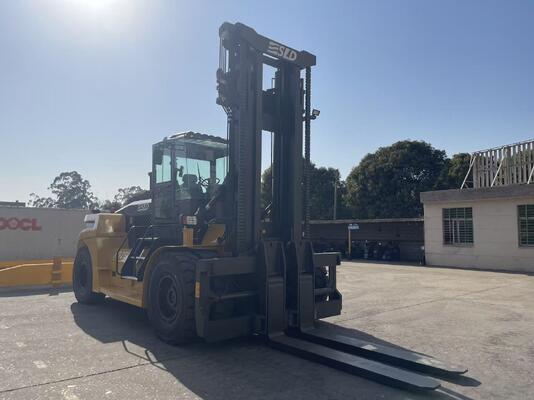 15000kgs Berat Layanan Heavy Lift Forklift Opsi yang disesuaikan Menawarkan kinerja dan keselamatan dalam penanganan bahan berat