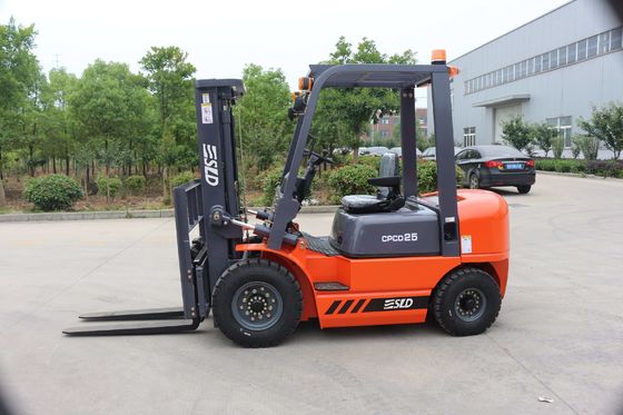 Angkat Tinggi Truk Forklift Diesel 3000mm Dengan Perangkat Katalitik Tiga Arah