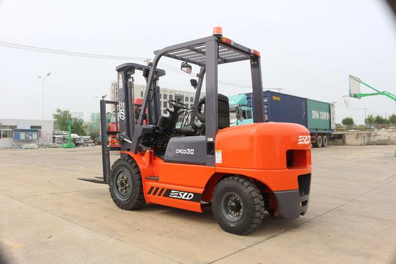 Truk Forklift Penyeimbang Diesel 3 Ton Dengan Ban Pneumatik Roda Empat