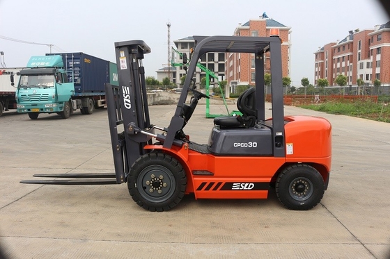 Mengangkat Tinggi 5000mm CPCD30 Truk Forklift Diesel 3 Ton Dengan Pergeseran Samping Tiang Tinggi