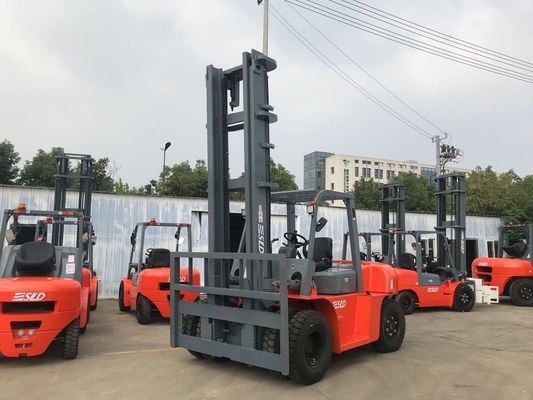 Truk Forklift Diesel 7 Ton Dengan Tinggi Pengangkatan Tiang 2 Tahap 6m