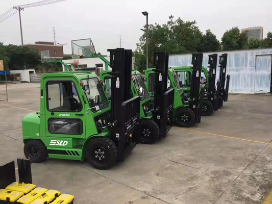 Mengangkat Tinggi 4m 3 Ton Diesel Forklift CPCD30 Dengan Kabin Tertutup Penuh