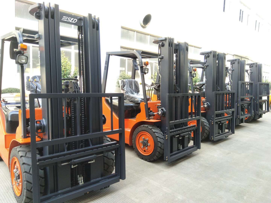 Transmisi Otomatis Diesel 2.5 Ton Diesel Forklift Dengan Tiang Ganda / Triplex Penuh Gratis